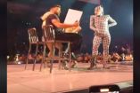 Ricky Martin calificando bailarines en concierto de Madonna