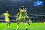 Jugadores de América celebran gol en el Estadio Azteca.