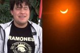 Ojitos de Huevo con bastón de ciego y foto de eclipse solar 2024