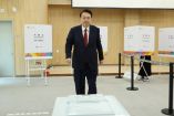 Yoon Suk Yeol, presidente de Corea del Sur, yendo a la urna de votación anticipada. (Reuters)