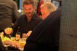 David Beckham con una cerveza mexicana en su mesa.