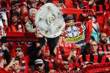 Aficionados de Bayer Leverkusen celebran título de Bundesliga.
