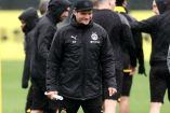Edin Terzic dirigiendo un entrenamiento del Dortmund.