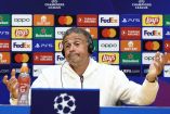 Luis Enrique levantando las manos en conferencia de prensa.