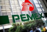 Logo de Pemex en una ventana de uno de sus edificios.