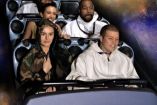 Kanye West con sudadera blanca en Hyperspace Mountain en Disneyland