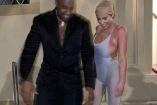 Kanye West con traje negro junto a Bianca Censori con leotardo blanco