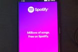 Celular con pantalla de Spotify en color morado