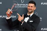 Novak Djokovic sostiene trofeo de los premios Laureus.