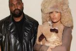 Kanye West con abrigo y Bianca Censori con sombrero de peluche