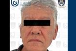 detenido con cinta en los ojos para su protección 