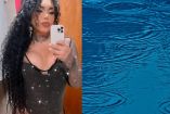 Paola Suárez con celular en mano y gotas cayendo en agua