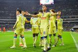 Jugadores de América celebran gol en el Estadio Azteca.