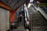 Personas suben y bajan escaleras del Metro
