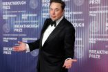 Elon Musk en gala con gesto irónico. 