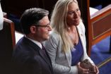 Los legisladores republicanos Marjorie Taylor Greene y Mike Johnson. (Reuters)