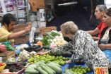 Personas comprando productos de la canasta alimentaria en un mercado de la CDMX.