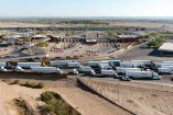 Transportes con carga comercial detenidos en la frontera norte entre México y EU.