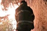 Bombero trabaja para apagar incendio en Xochimilco.