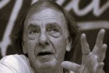 César Luis Menotti en una conferencia de prensa.