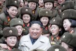 Kim Jong Un, líder de Corea del Norte, rodeado de mujeres soldado.