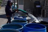 Pipero entrega agua en casas de la CDMX