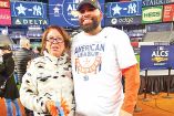 La señora Alma Urquidy y su hijo, el pitcher de los Astros de Housto, José Luis.