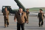 El líder de Corea del Norte, Kim Jong Un, inspecciona el sistema de armas de artillería