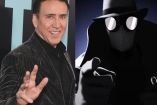 Nicolas Cage con traje negro y Spider-Man Noir con sombrero