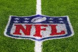 Logo de la NFL pintado sobre el césped.