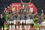 Jugadores de la Juventus levantando la Copa de Italia.