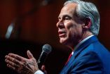 El gobernador de Texas, Greg Abbott, habla con los asistentes durante la Gala Anual del Comité Estatal Republicano de Nueva York en Nueva York, EE.UU., el 4 de abril de 2024.