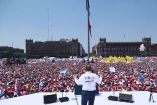 Santiago Taboada durante la concentración en el Zócalo Capitalino denominada "Marea Rosa". 