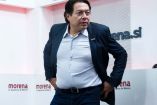 Mario Delgado se sube el pantalón 