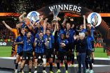 Jugadores del Atalanta levantando la copa.