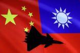 Bandera de Cina y la de Taiwán con un avión militar enfrente.