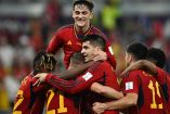 Jugadores de España celebrando abrazados.