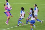 Pamela Tajonar es abrazada por sus compañeras tras conseguir título de Liga MX Femenil.