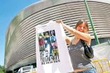 Fans de Taylor Swift a las afueras del estadio Bernabeu