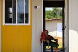 Una anciana indígena Guna sentada afuera de su nuevo hogar en Nuevo Cartí, Comarca Guna Yala, en la costa caribeña de Panamá continental.