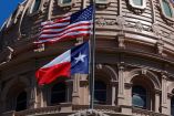 Bandera de Texas y la de Estados Unidos frente al Capitolio local. (Reuters)