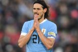 Edinson Cavani con las manos juntas en la selección de Uruguay.
