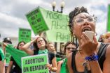 La manifestante por el derecho al aborto Elizabeth White encabeza un cántico en respuesta al fallo de la Corte Suprema de EE. UU. el 24 de junio de 2022 en Washington, DC, que derogó el derecho al aborto. AFP.