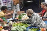 Persona comprando alimentos en un mercado.