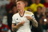 Toni Kroos señala el escudo de Real Madrid luego de salir de cambio en su último partido como 'Merengue'.