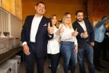 Alejandro Armenta y su familia tras emitir su voto