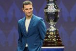 Lionel Scaloni con la Copa América ganada en Brasil 2021.