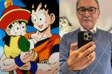 Goku abrazando a Gohan y Mario Castañeda tomándose selfie