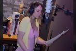 Belinda cantando en estudio con vestido rosa