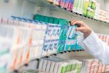 Medicinas colocadas sobre estantes dentro de una farmacia